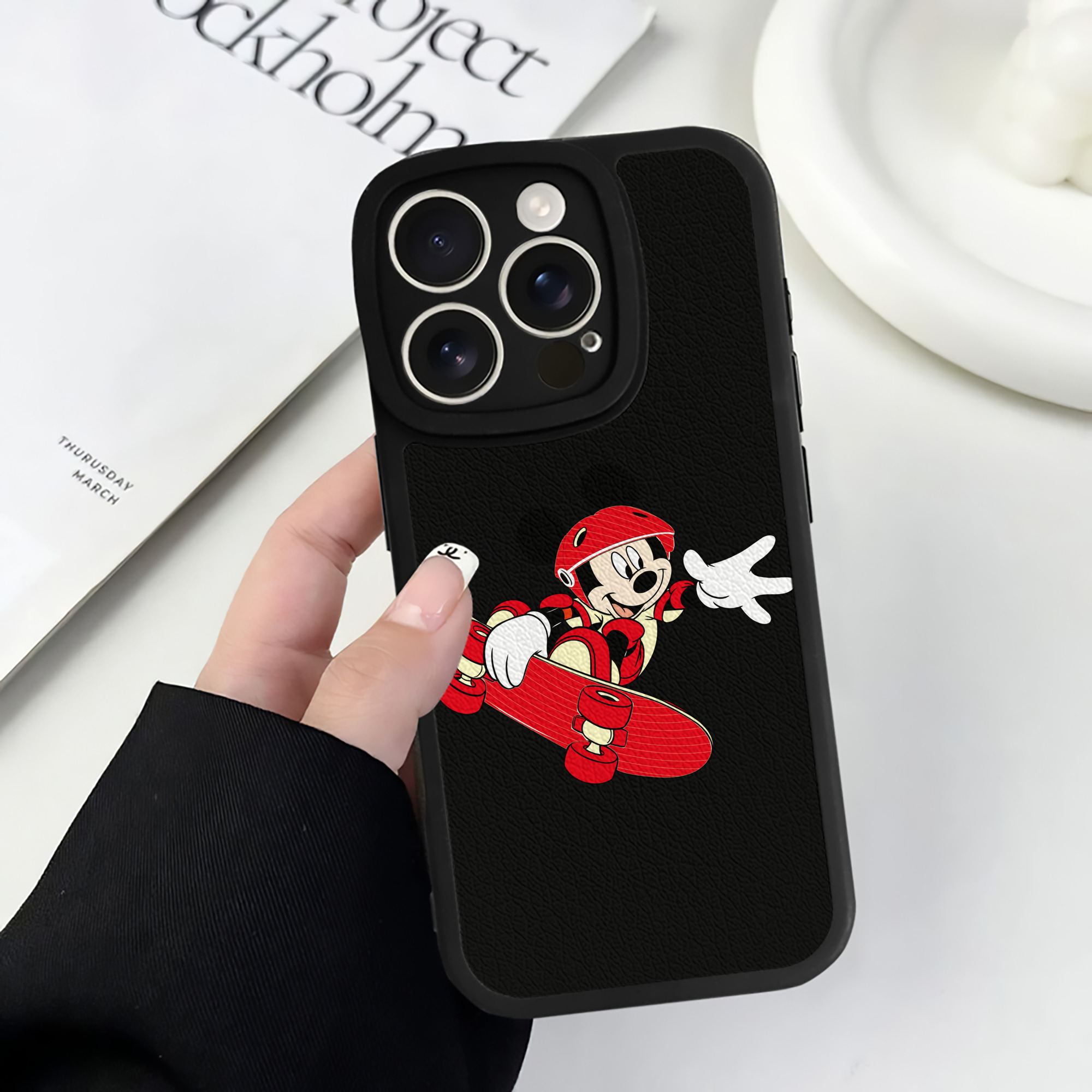 （画像用） ミッキーマウス Mickey Mouse 【iPhone 16シリーズ対応】シリコンスマホケース（レザー調） 材質：シリコン